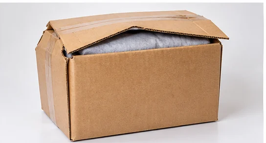 Caja de envío demasiado pequeña con solapas deformadas por el contenido