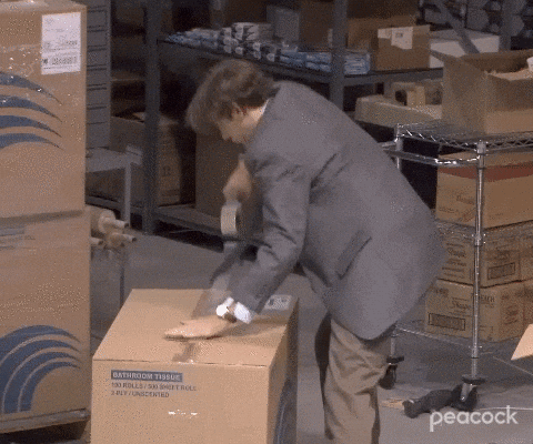 Persona sellando correctamente una caja para envío
